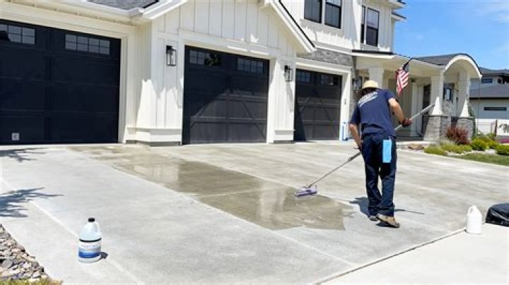 Can it rain on New sealcoat?