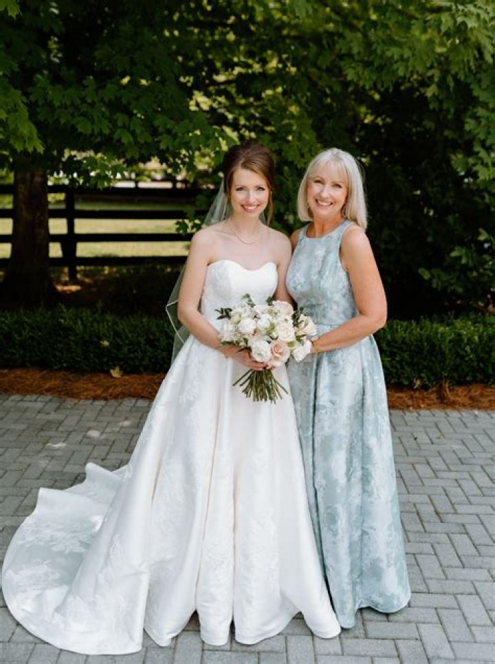 Can the mother of the groom and the mother of the bride wear the same color?