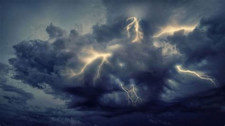 Can you drive in lightning?