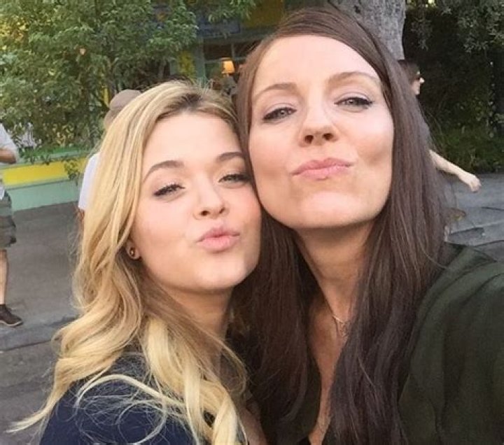 Did Mrs DiLaurentis know Ali was alive?