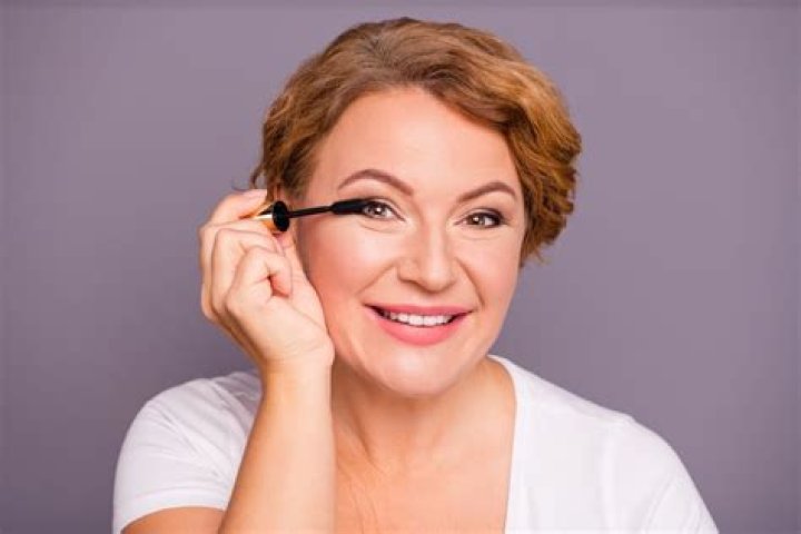 Do eyelashes get thinner as you age?