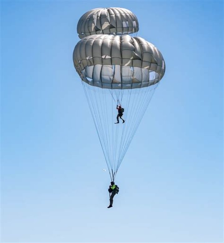 Do Navy parachute riggers jump?