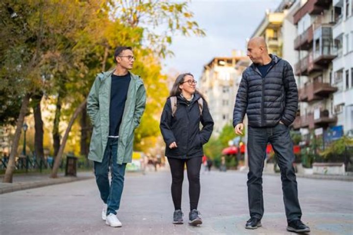 Do taller people survive war?