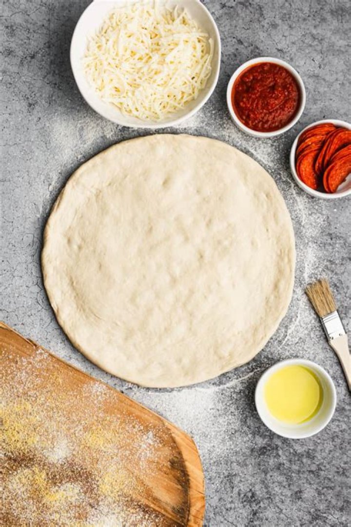 Does oil make pizza dough crispier?