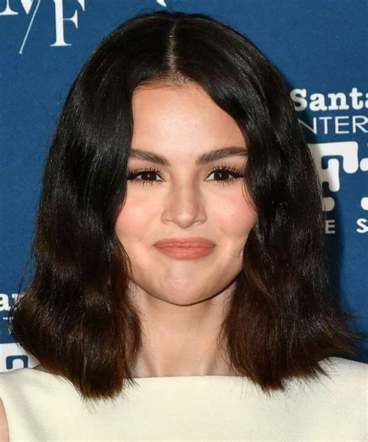 Does Selena Gomez wears a wig?