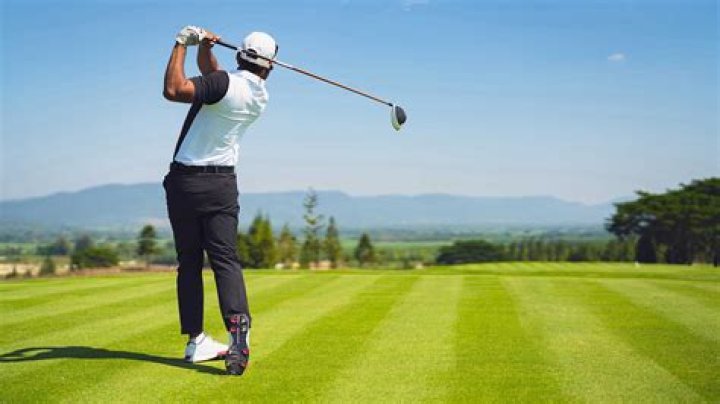 How can a beginner help a golfer?