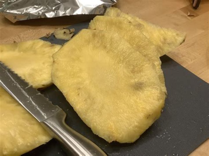 How can you tell if a pineapple is bad?