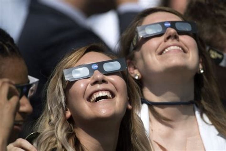 How can you tell quality of sunglasses?