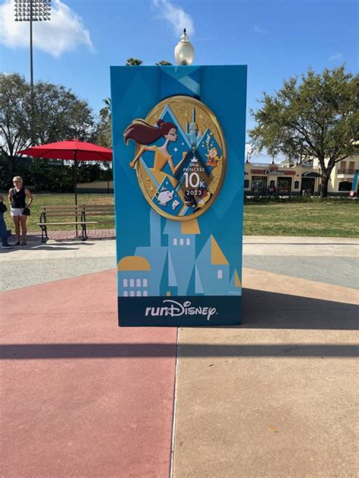 How much do animal trainers at Disney make?