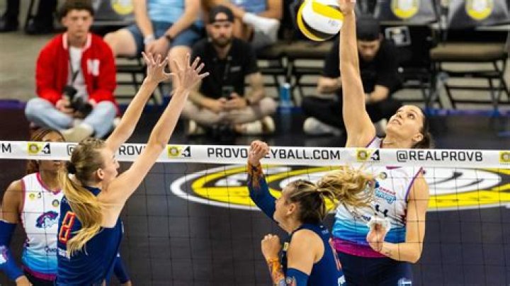 How much do female pro volleyball players make?
