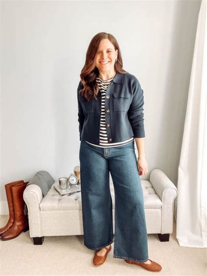 How should you wear jeans when pregnant?