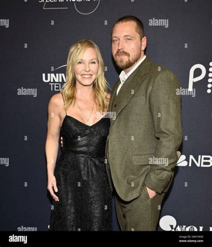 Is Kelli Giddish married?