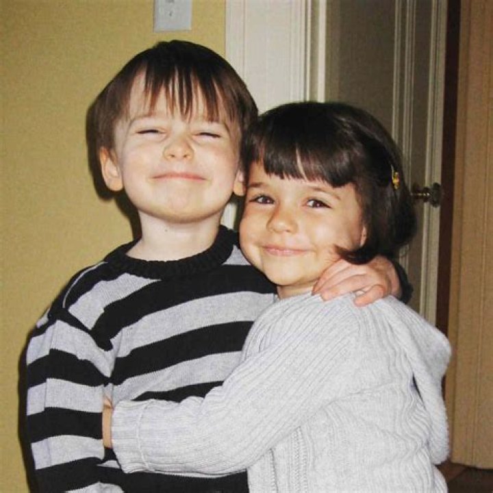 Is Noah Schnapp twin?