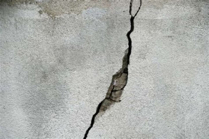 Why does plaster crack in winter?